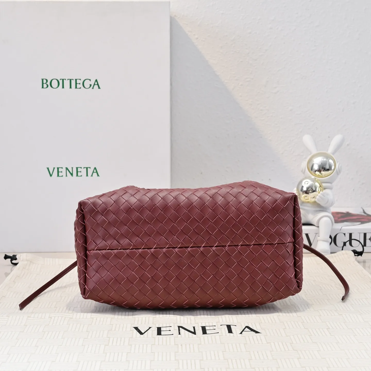 Batch 1760 BOTTEGA VENETA 2025 new product pinacoteca has super soft leather, and the weaving function, practicality and relaxed fashion sense have not fallen behind❤️‍🔥Amway has given sisters a must-have bag when going out. The size of the bag also accurately meets the commuting needs of urban beauties. It can accommodate mobile phones, keys, lipstick, powder, sunscreen, shopping bags...all of it! ! ! 🔥The capacity should not be underestimated~ It does not choose people, clothes, or occasions. With its majestic curved outline, exquisite woven texture, delicate edges and rounded handles, this woven vegetable basket bag truly achieves the goal of "dressing up and being fashionable without getting in the way"~ Are you interested in Jimei? Style number: 9004 Size: 24*15*12cm